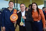 Entrega el boxeador Marco Verde medalla a Jesús Madueña