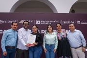 Cumple Juan de Dios Gámez compromiso de entrega de títulos de propiedad