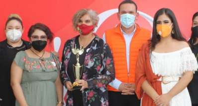 mujeres con sergiio